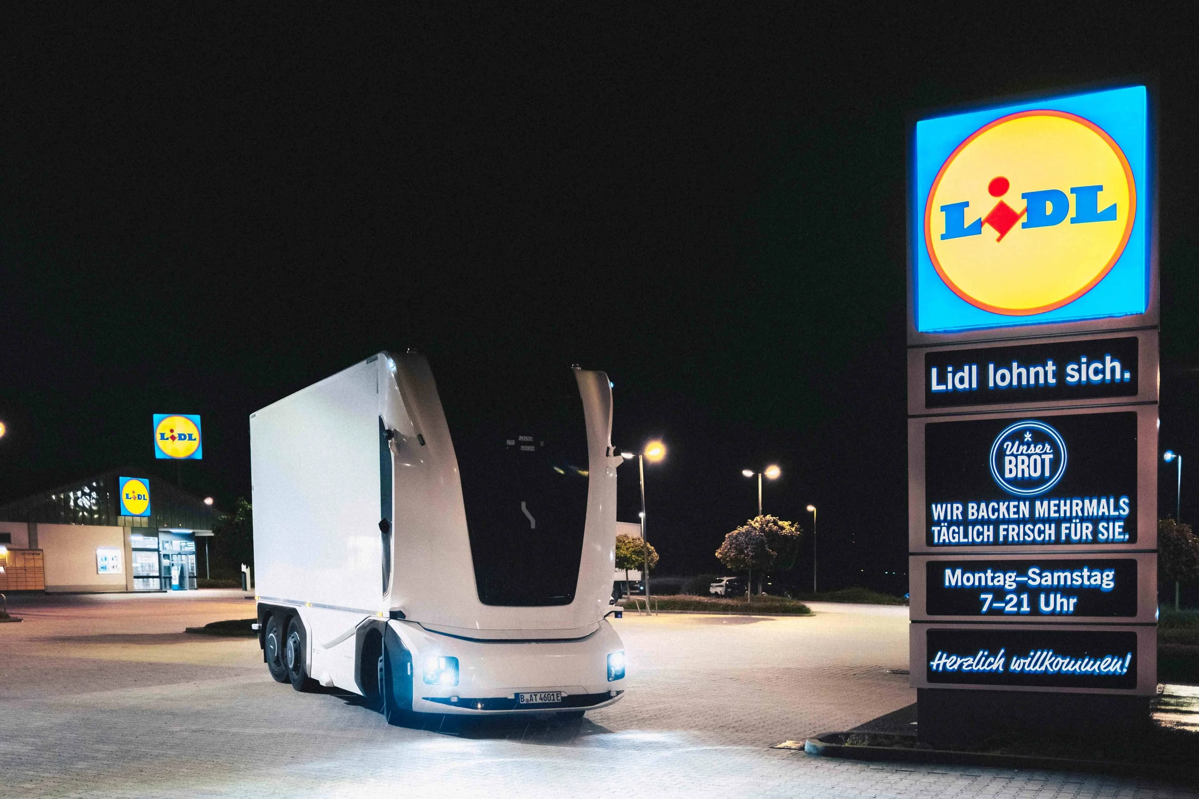 Kabinenloser autonomer Einride-Elektro-Lkw vor einer Lidl-Filiale