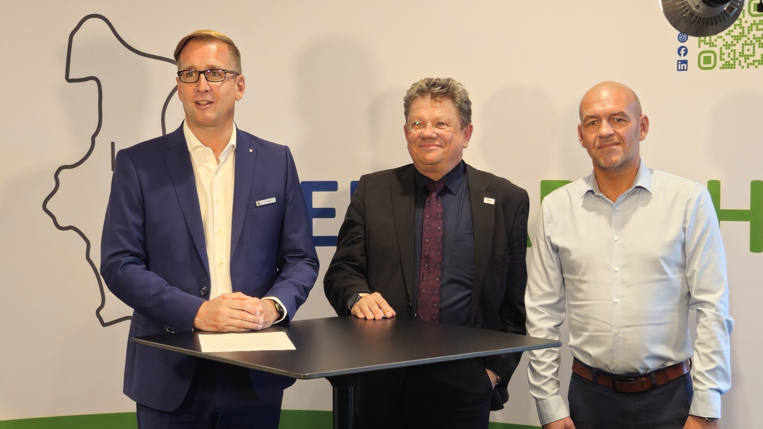 Landrat Stephan Siefken, Gesundheitsminister Andreas Philippi und Helios-Regionalgeschäftsführer Johannes Rasche nach Gesprächen im Kreishaus in Brake