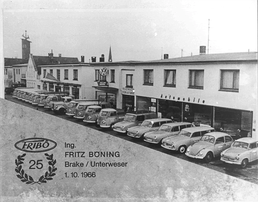 Historischer Unternehmensstandort von Fritz Böning in Brake mit Fahrzeugen vor dem Betrieb, datiert auf den 1. Oktober 1966