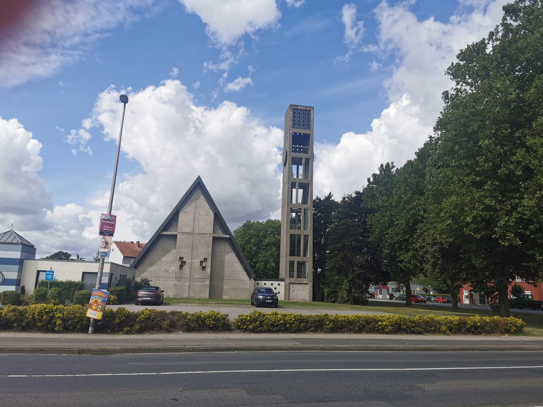 Christuskirche am Rosenburgring in Brake ohne Glocken und Kreuz