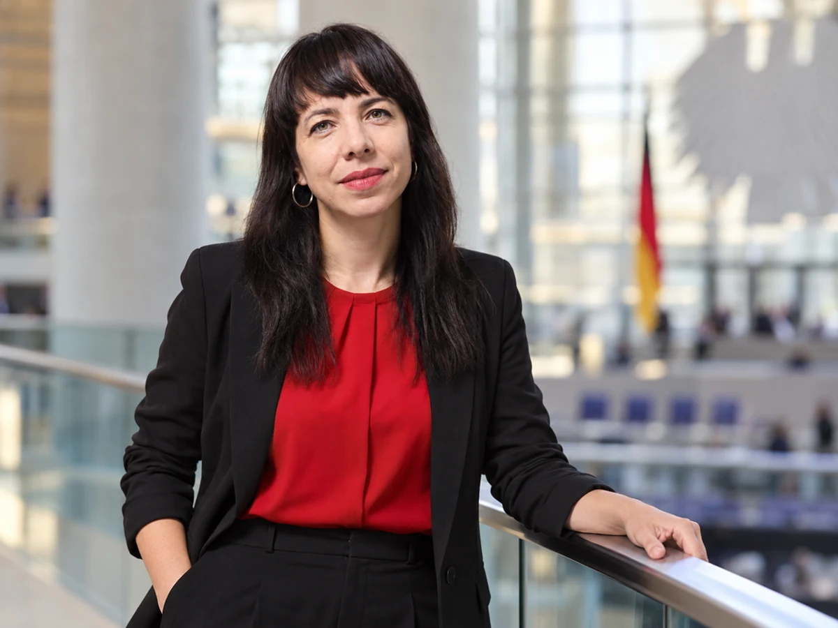 Redaktionelle KI-Illustration zu Elif Eralp in einem politischen Umfeld