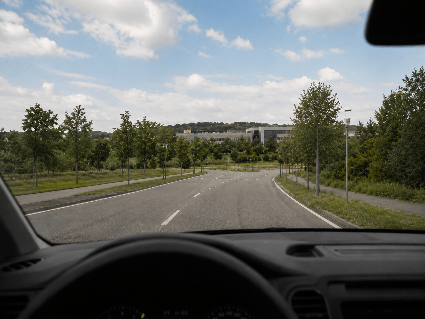 Symbolbild: Blick aus einem Fahrzeug auf eine Straße. Förderung trifft auf Verwaltung