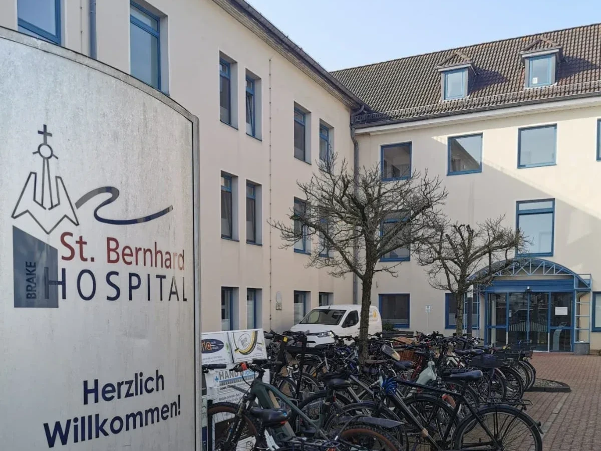 Originales Artikelfoto des St. Bernhard-Hospitals Brake mit Namensschild und Eingang