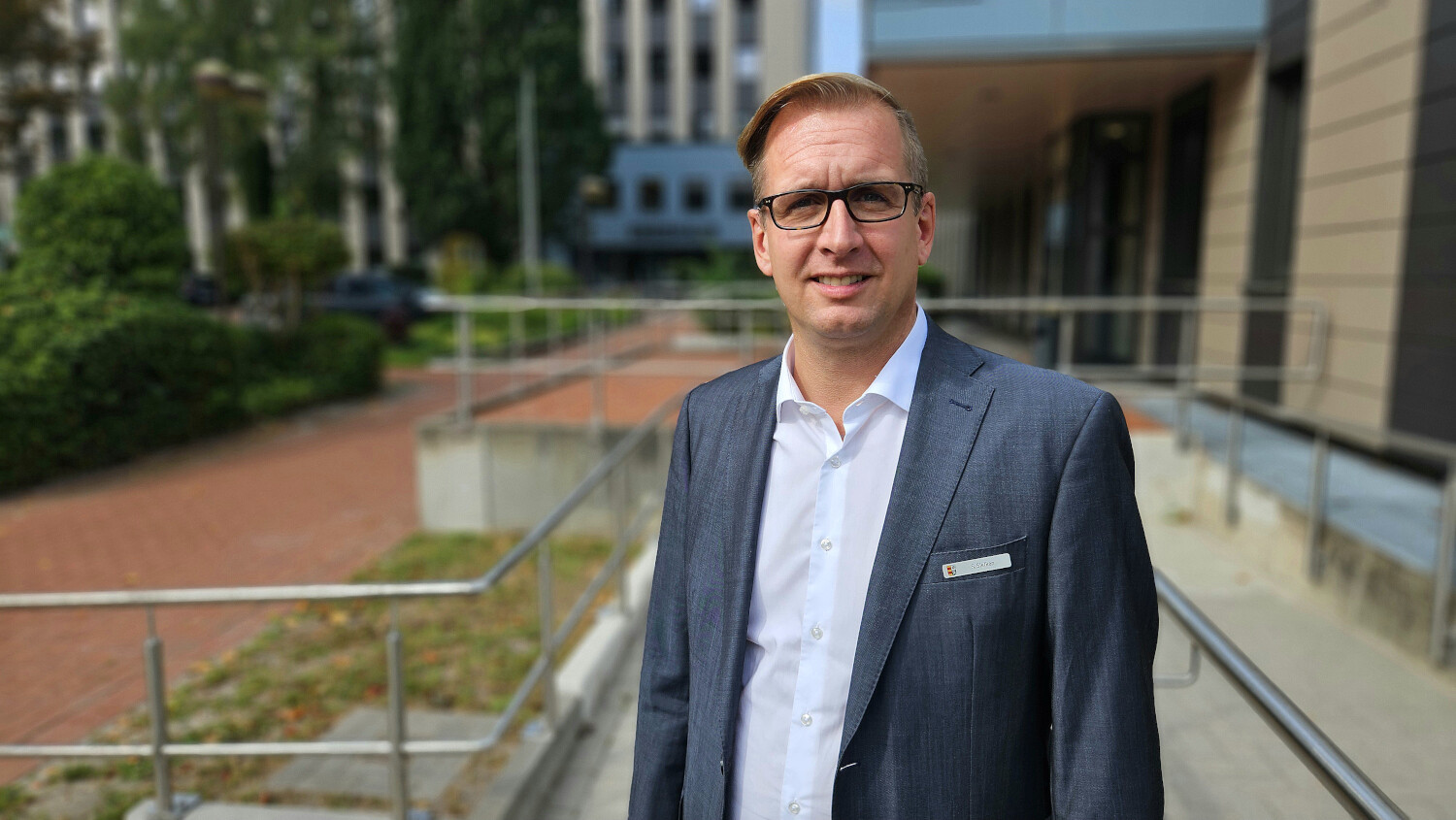 Landrat Stephan Siefken vor dem Kreishaus des Landkreises Wesermarsch