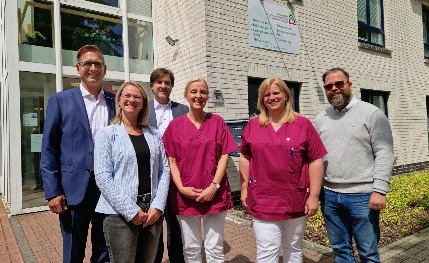 Personengruppe vor dem Regionalen Versorgungszentrum Wesermarsch Nord in Nordenham