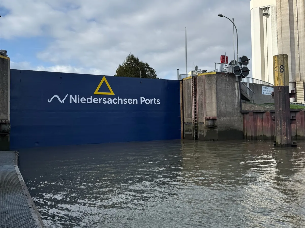 Außenhaupttor der Braker Schleuse nach der Sanierung mit dem Logo von Niedersachsen Ports