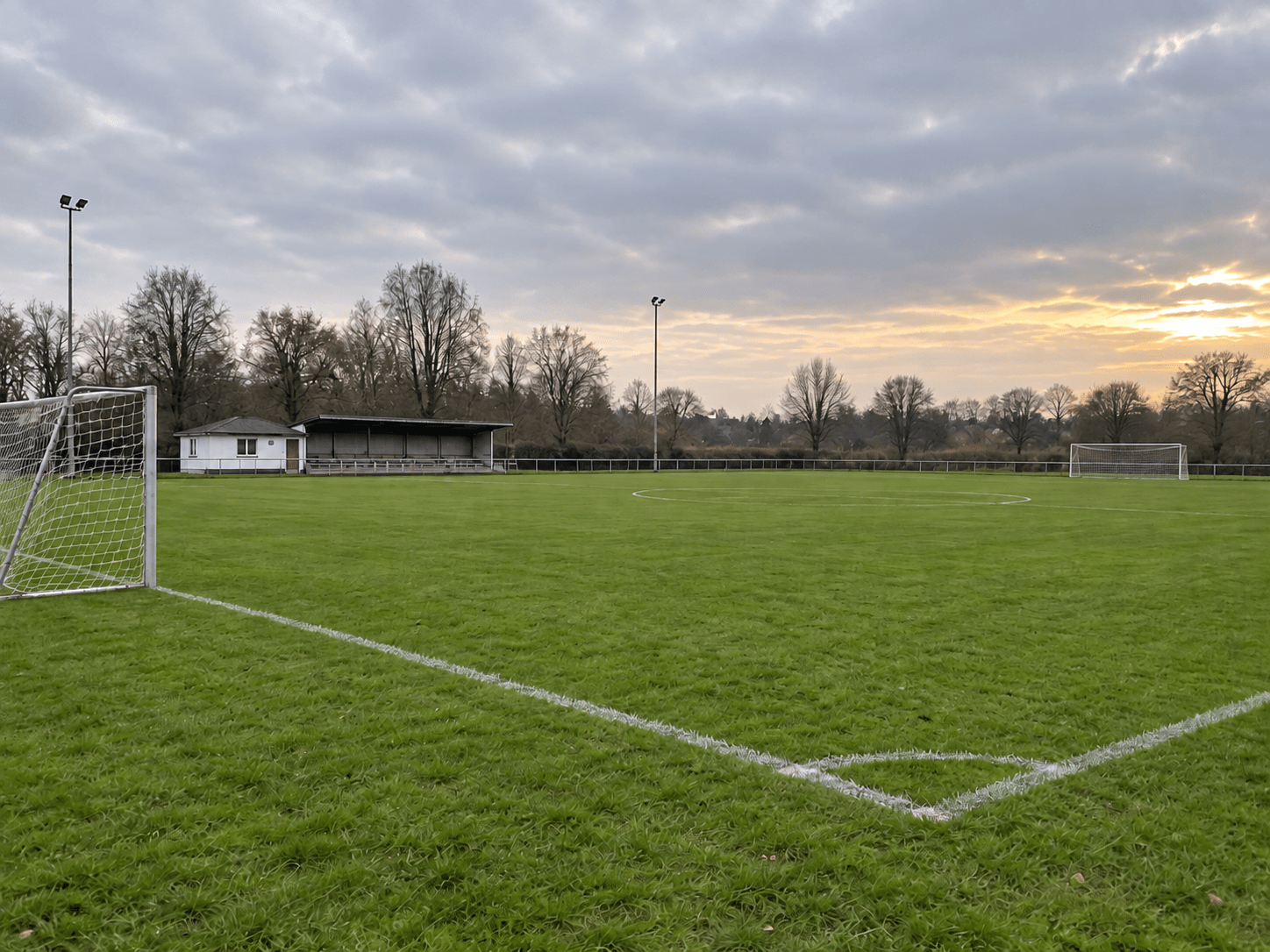 Leerer Fußballplatz als Symbolbild zur Trennung von Trainer Andi Hinrichs und dem SV Brake