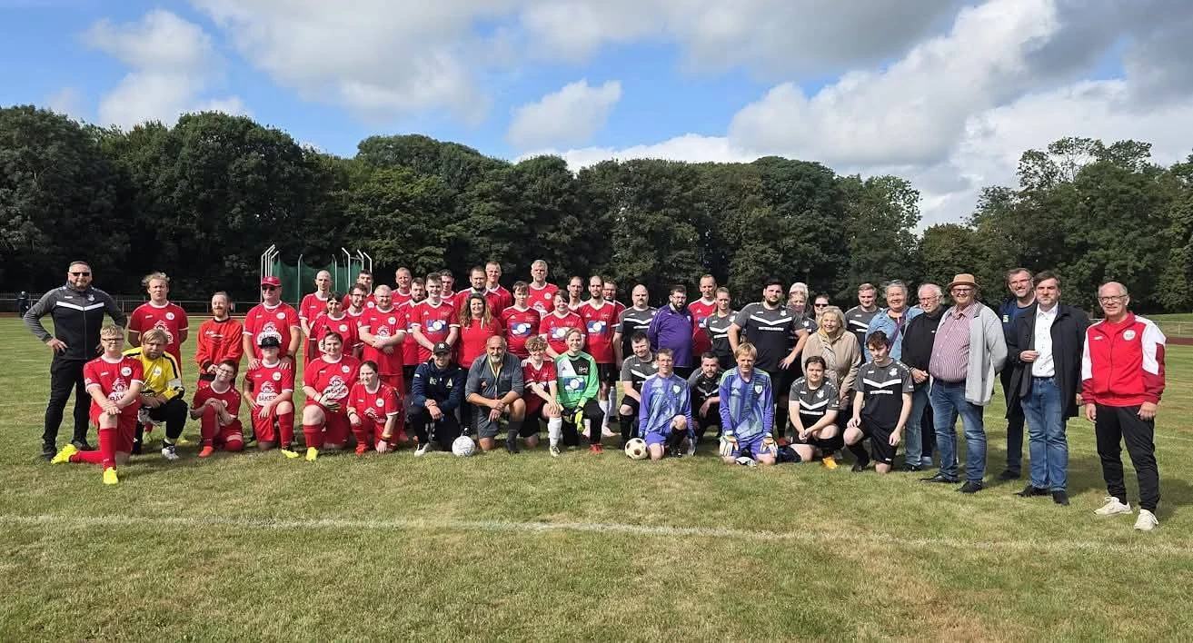 Spieler, Begleiter und Gäste beim inklusiven Fußball in der Wesermarsch